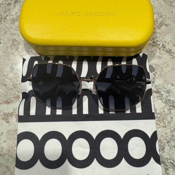 Marc Jacobs Black Sunglasses with Vibrant Yellow Case - Picture 1 of 6